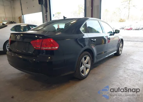 2013 Volkswagen Passat 2.5L Se z USA, uszkodzony, nr VIN 1VWBP7A36DC144871